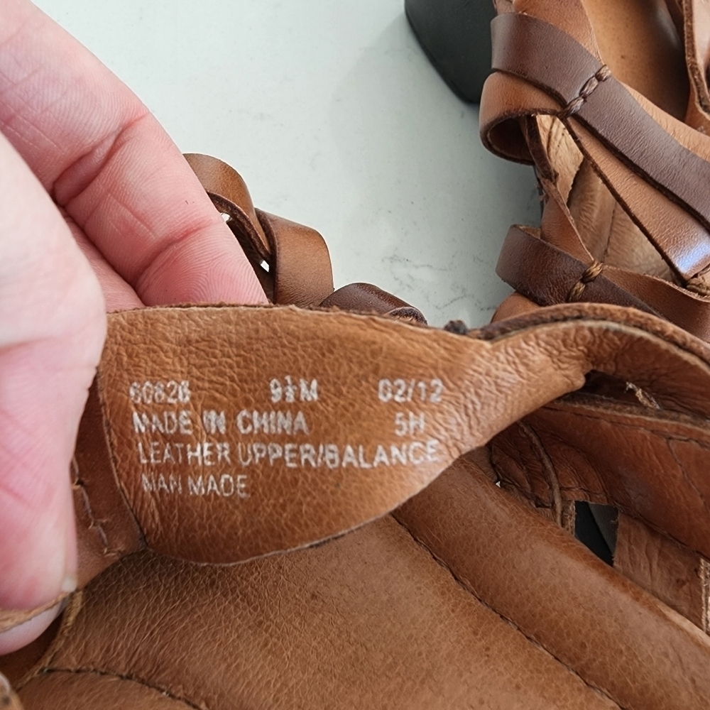Clarks Artisan Two-Tone Brown Tan Leather Strappy Heel Sandal Size 9.5 MCS5955K - Picture 13 of 13
